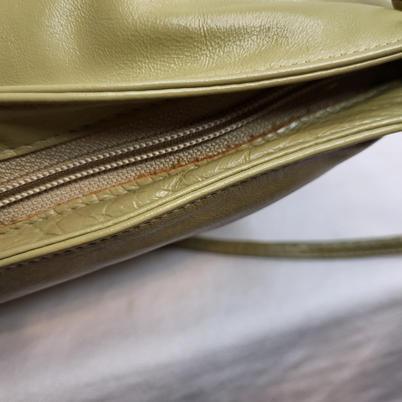 Vintage small green+gold crossbody bucket bag, zipper closure velvety interior. - Picture 12 of 16